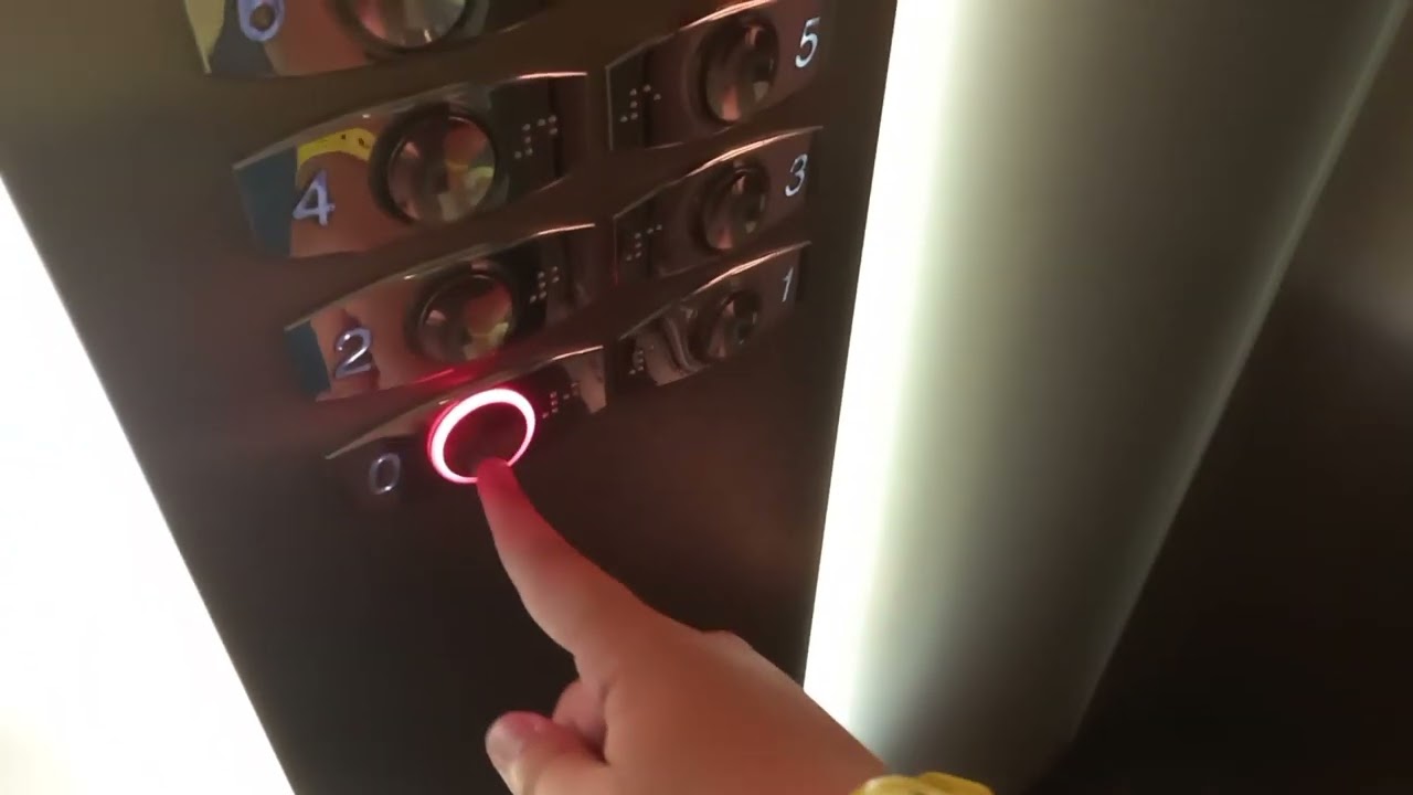 Ascensores Otis 2000 E del 1995 en el Hotel Cimbel, Benidorm, España