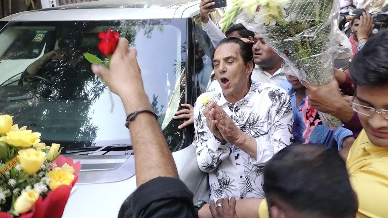 Dharmendra Meets FANS Outside His House Waiting to Celebrate His 83rd Birthday