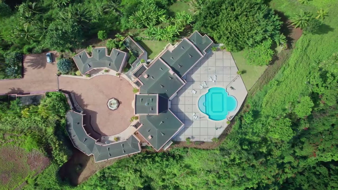 TAHITI - PUNAAUIA | Superbe villa de 700m2 avec vue mer et Moorea