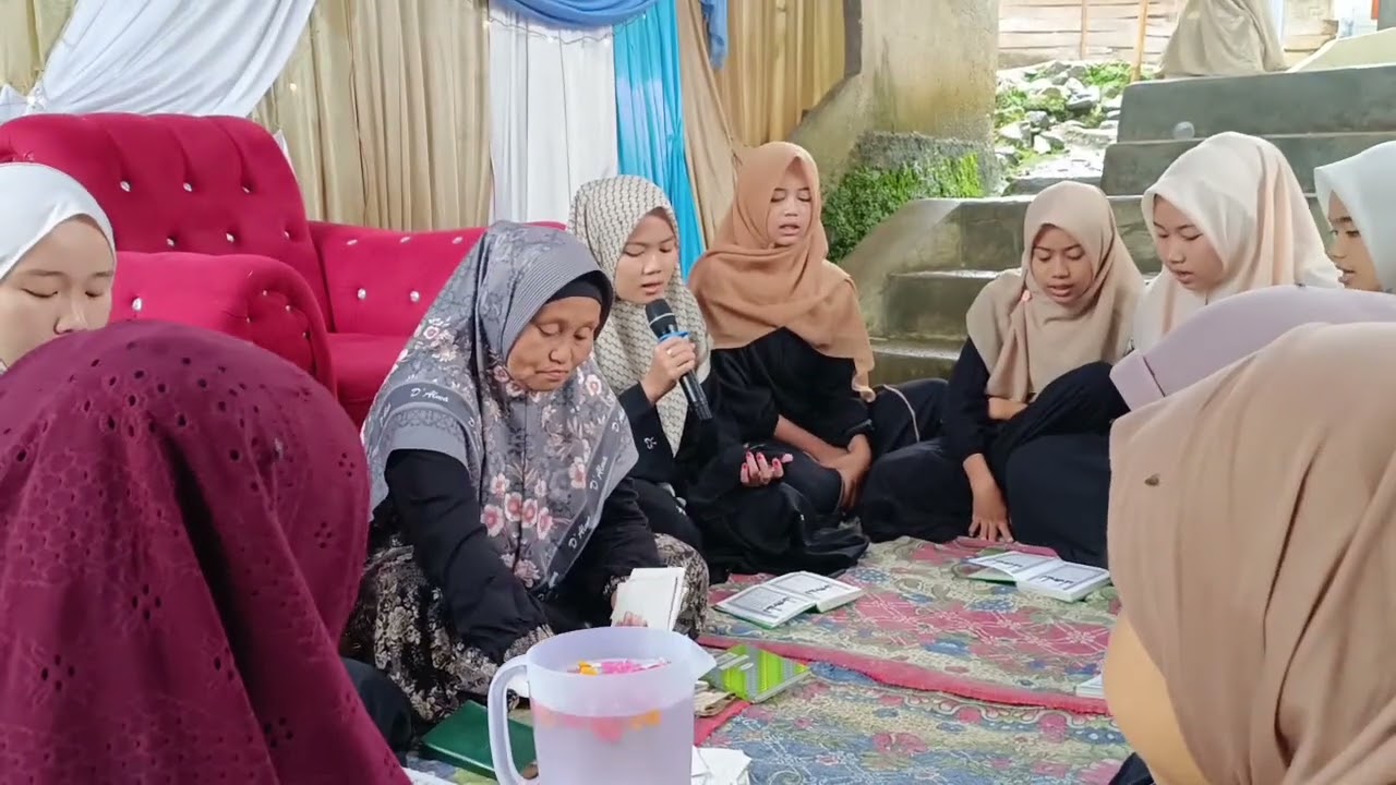 Tawasulan para santriawati ponpes Al Mubarokah 