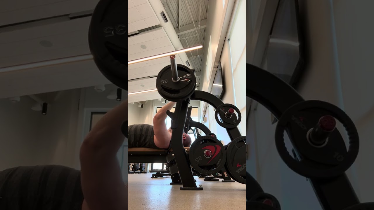 Bench press #hustleandmotivate #nevergiveup #chest #gym #gymshark 