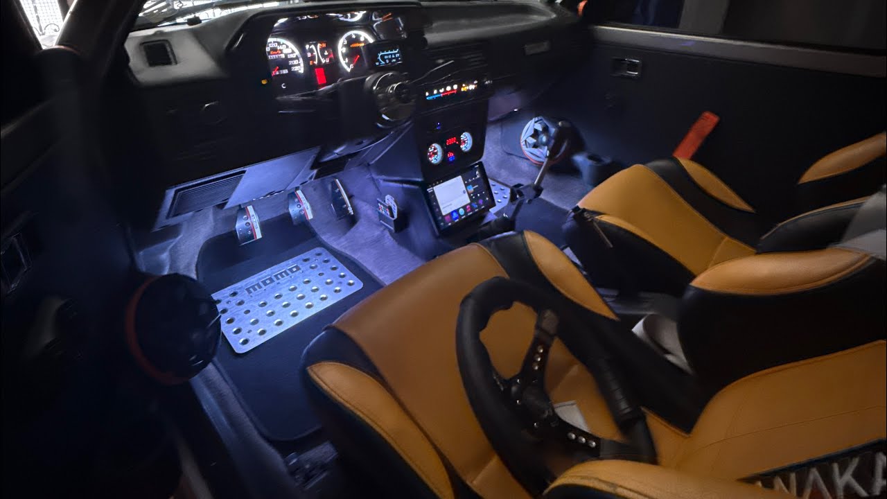 Bienvenidos al interior del mazda 323 más chimba de Colombia