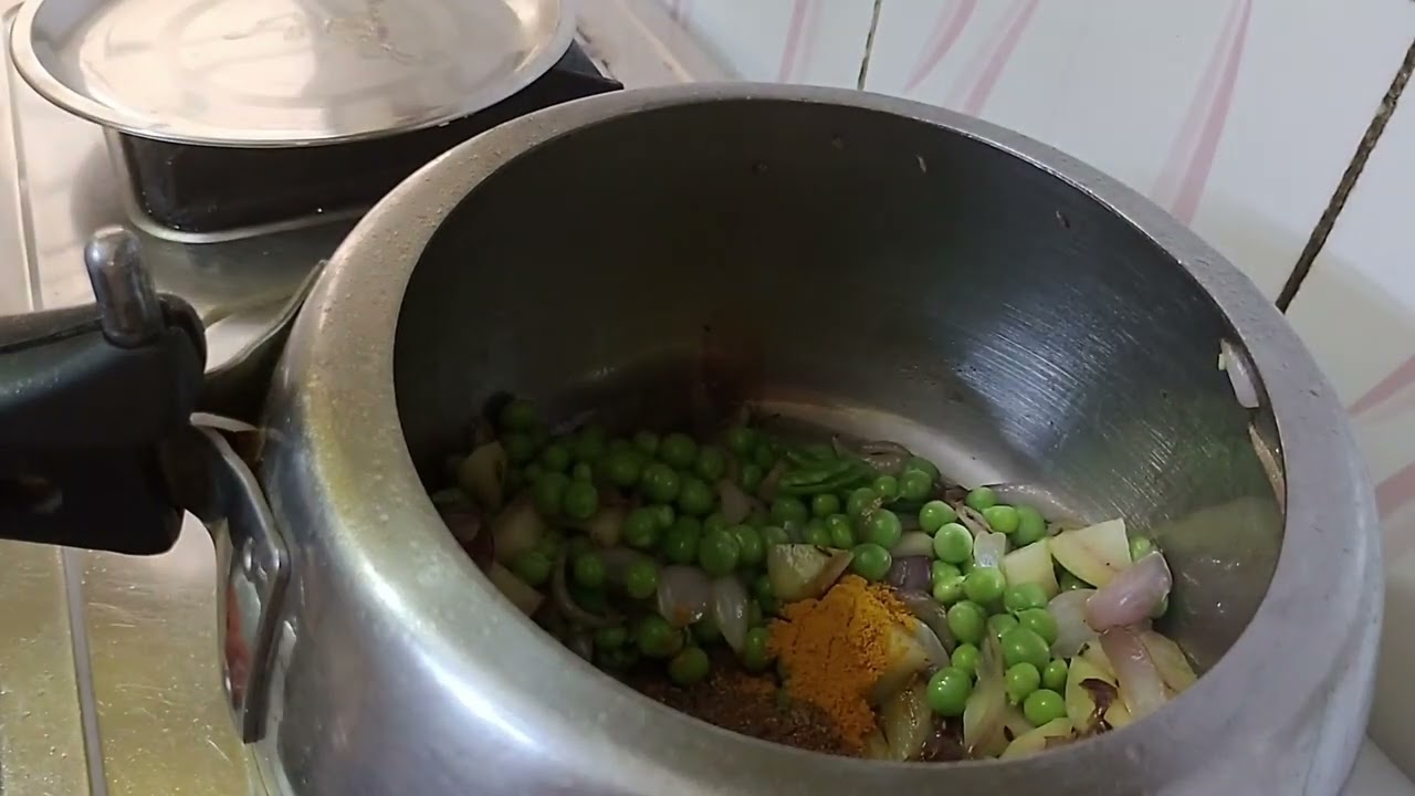 Cook simple and easy aloo matar pulao in cooker #biggeners  # Cook and enjoy with Priyanka 