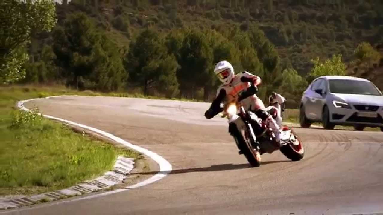 KTM 690 SMC Vs Seat León Cupra