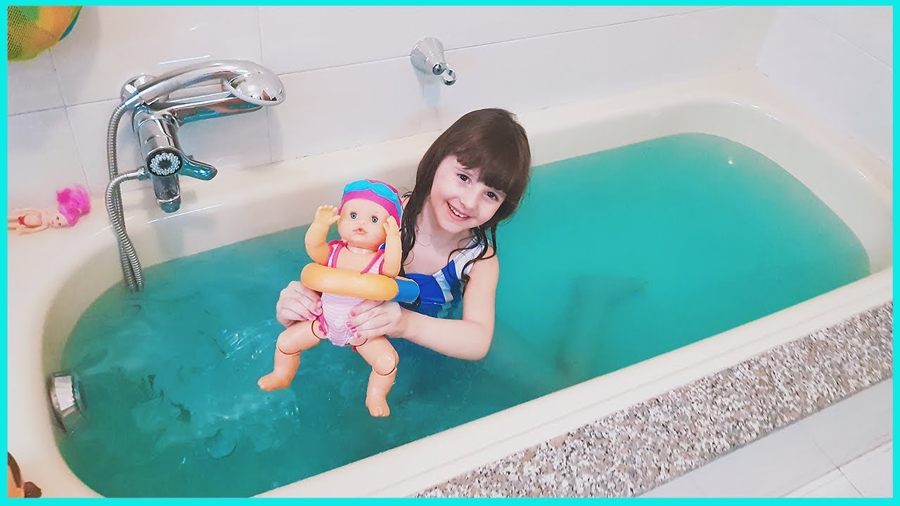 Bagnetto nell'acqua BLU! 💙 (Con Nenuco nuotatrice)