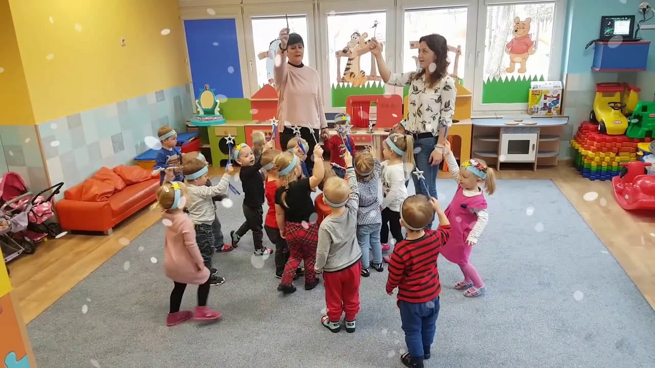 Występ świąteczny najmłodszych dzieci -grupa jeże