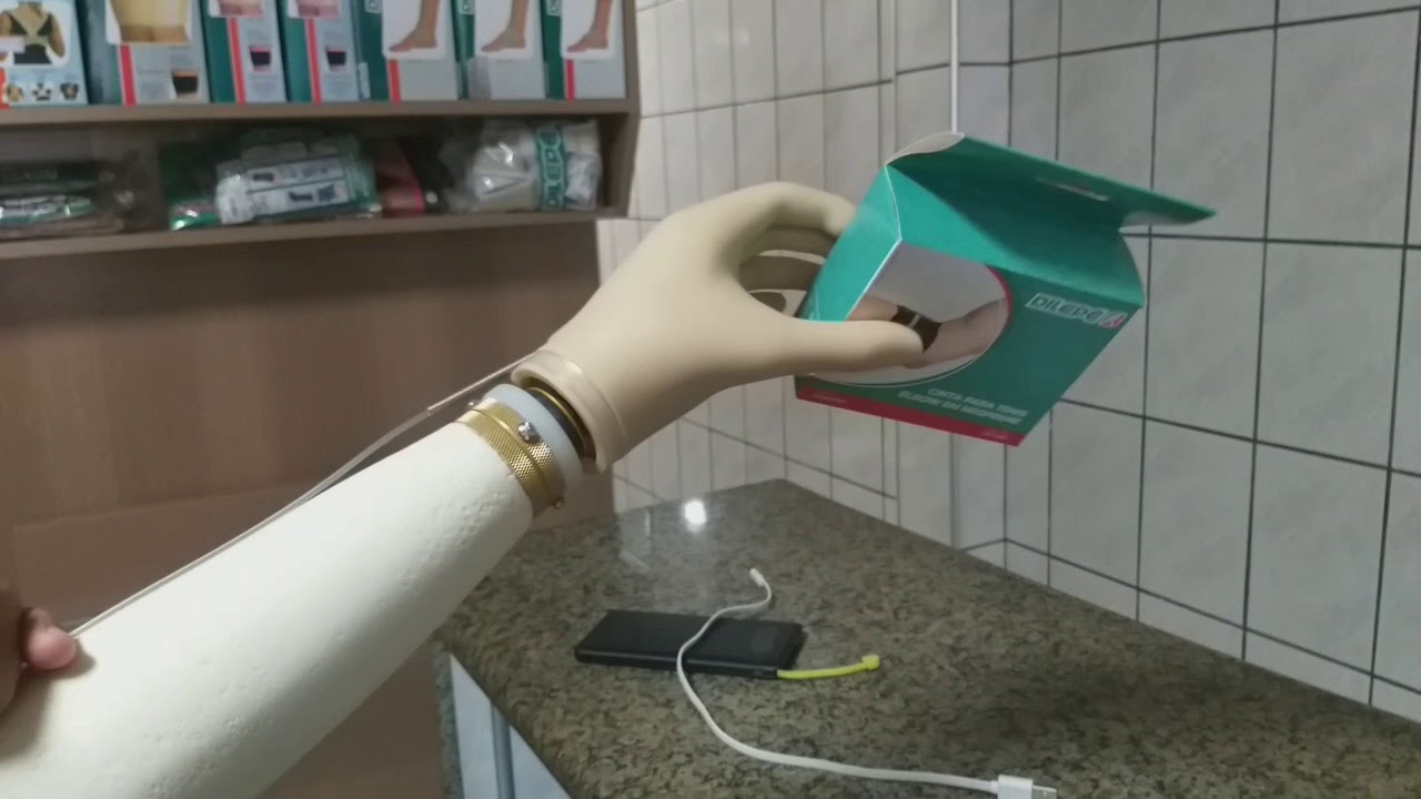 Pegando objetos com a mão funcional da prótese