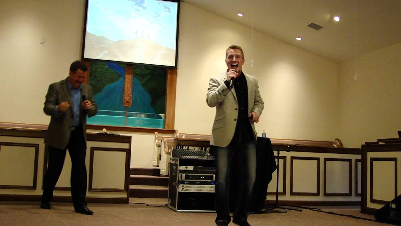 Wilburn & Wilburn sing I Ain't Giving Up On Jesus