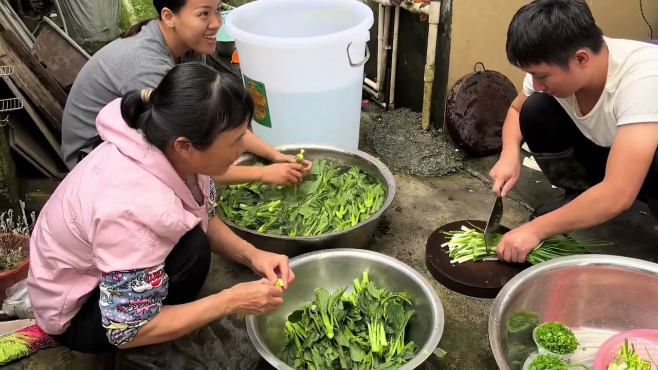 今天学长堂嫂生宝宝十二朝。我们这里的习俗兴办十二朝，娘家人还要送猪肚、鸡、酒等来探望。今天又吃大餐了#真实记录生活日常 #地方习俗