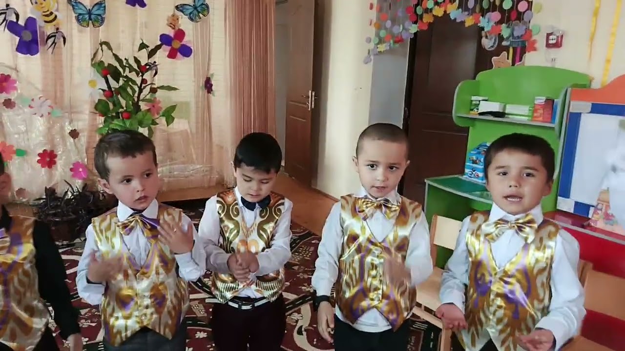 Ona haqida qoʻshiq oʻgʻil bolalar ijrosida
