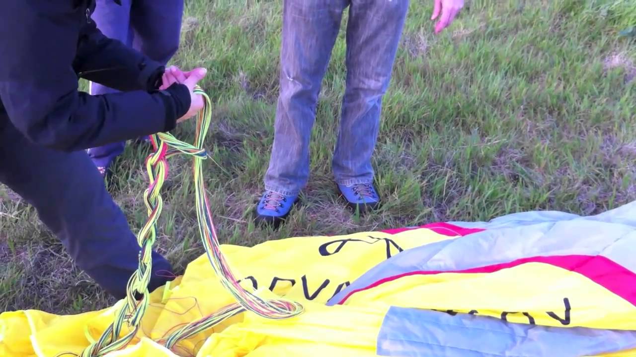 Packing a paraglider