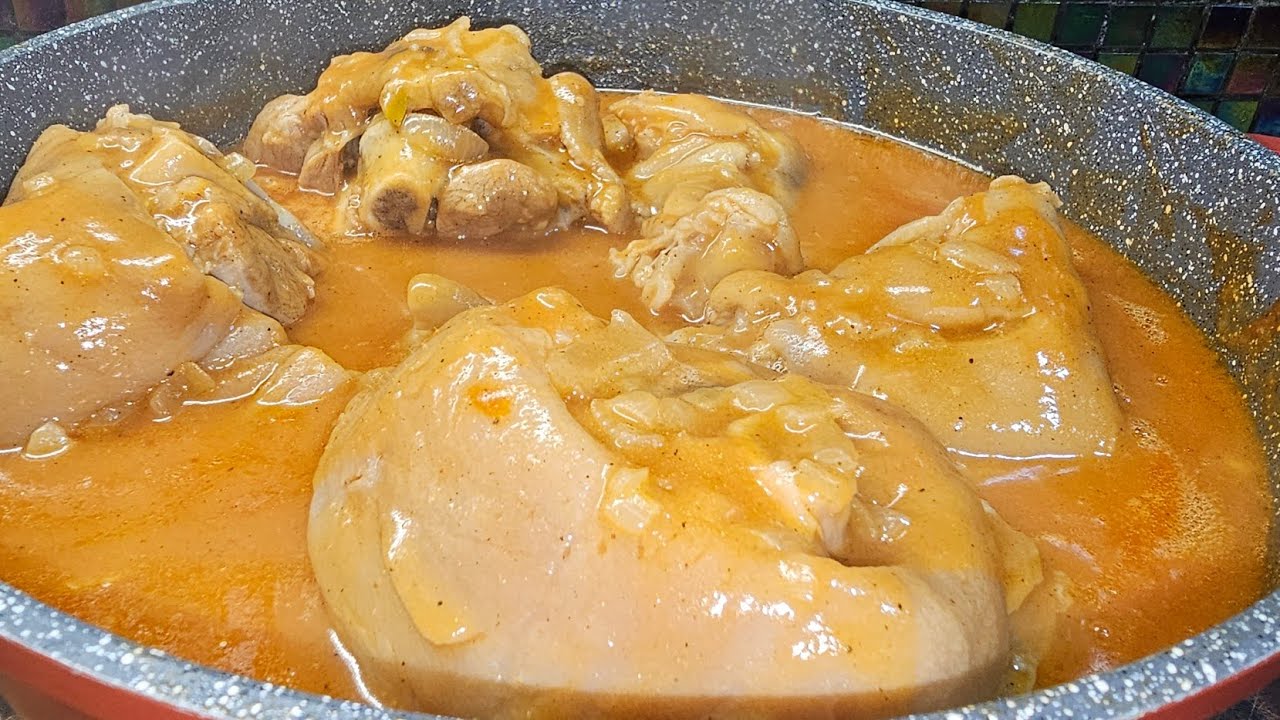Picioare de porc(adidași) și ciolan de porc in sos îngroșat.Mananci și nu te saturi.Atat de fraged!