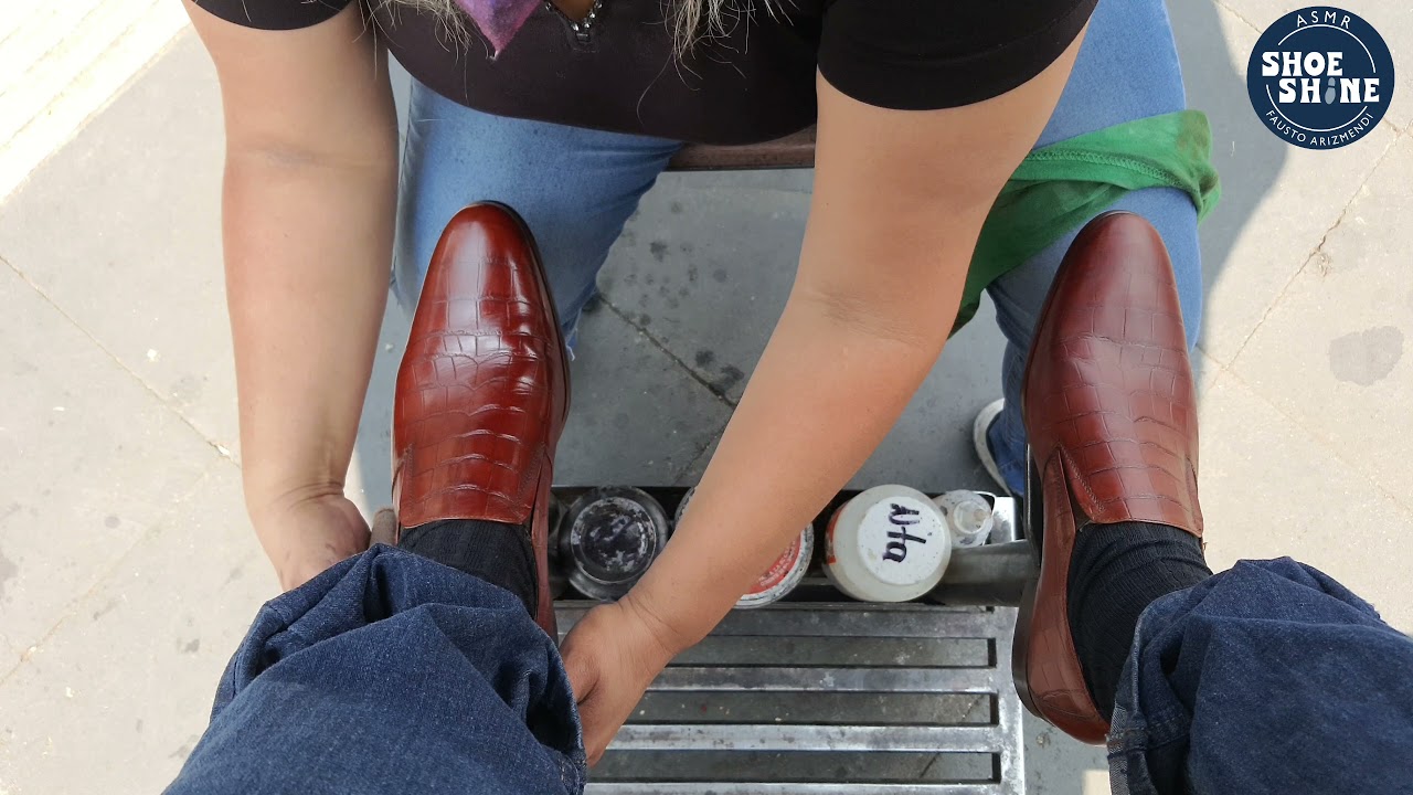 S4E160  The Chato's wife cleaning brown laceless shoes #mexico #ASMR #shoeshine #faustoarizmendi