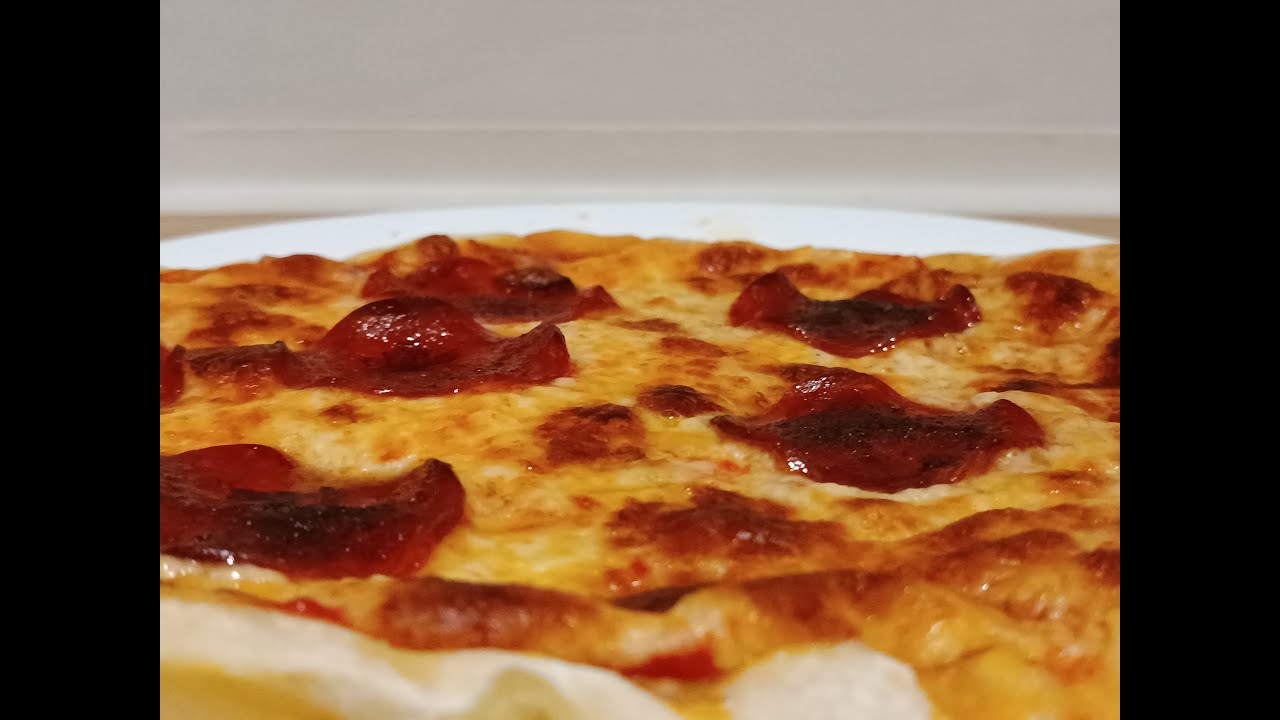 Pizza PEPPERONI – Jak zrobić amerykańską pizzę z salami