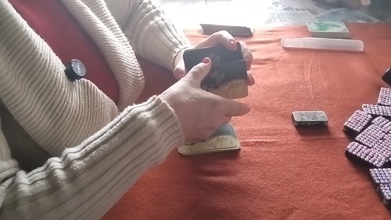 Libra, ganhos financeiros chegando e uma pessoa de poder fazendo um convite.