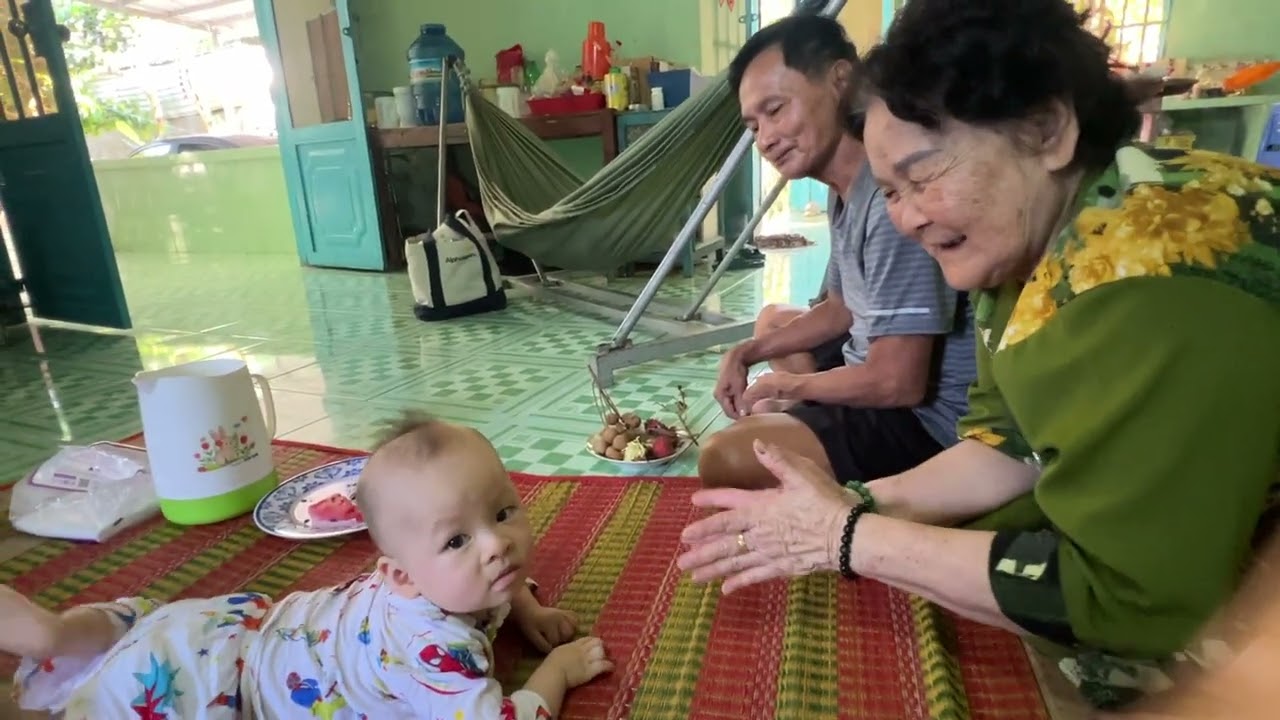 Ông bà ngoại yêu của con. 1 tuổi 5 ngày 