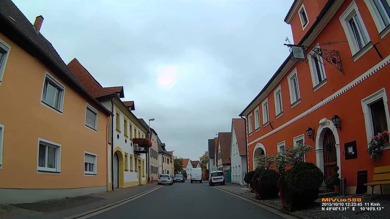 D: Gemeinde Pommersfelden. Landkreis Bamberg. Fahrt durch den Ort. Oktober 2015