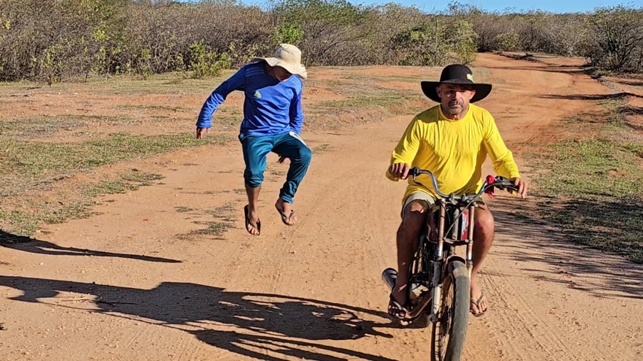 Seu Antônio bulou com a moto em movimento #comedia #humor #video #viralvideo