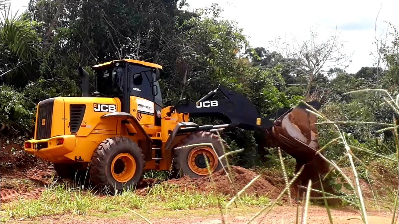PÁ CARREGADEIRA  JCB 426ZX CONTINUAÇÃO DAS LIMPEZA E SAÍDAS DE ÁGUA EM ESTRADA D TERRA
