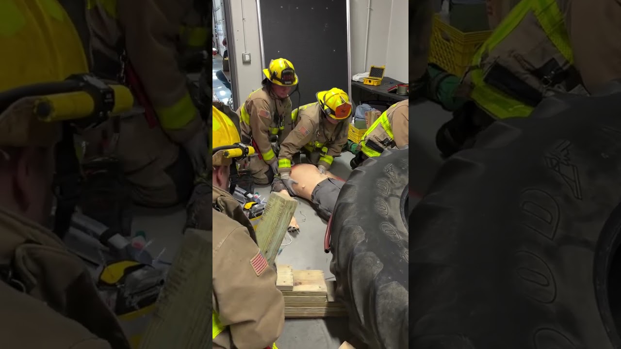 Пожарные тренируются спасать пострадавшего при завале 🚒🩺 | Тренировка экстренных служб