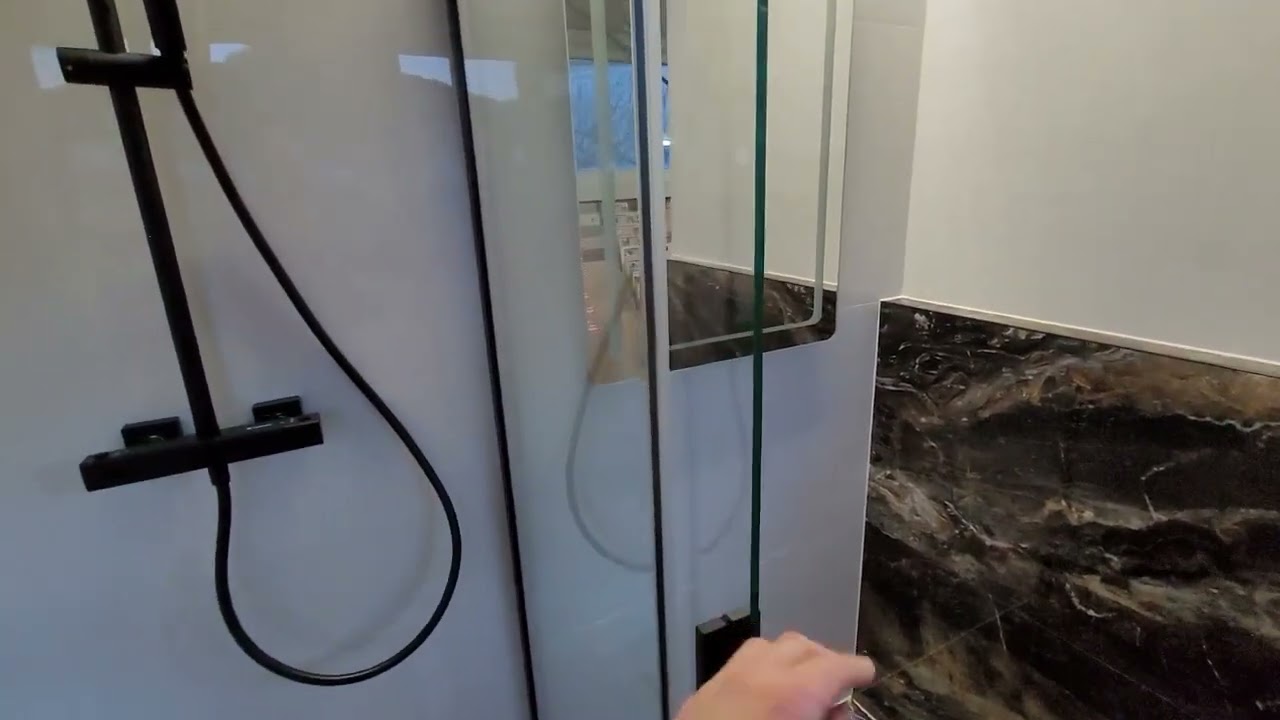Rozhodujete sa pre walk-in sprchovú zástenu? Možnosťou je pevná alebo posuvná zástena | PREDOS-BB