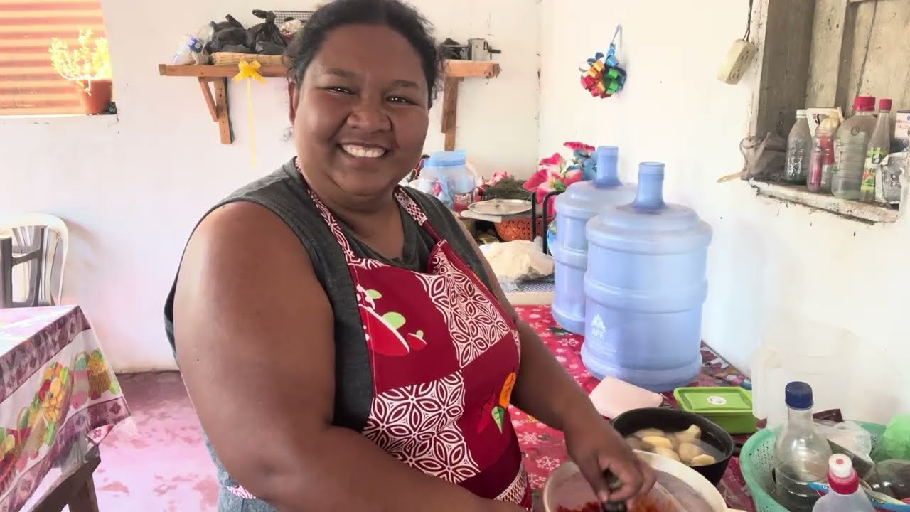 Doris muy emocionada preparando el almuerzo