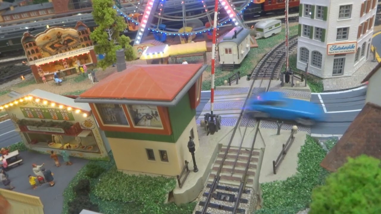 Faller AMS mit Märklin Schienenbus 3016 digital