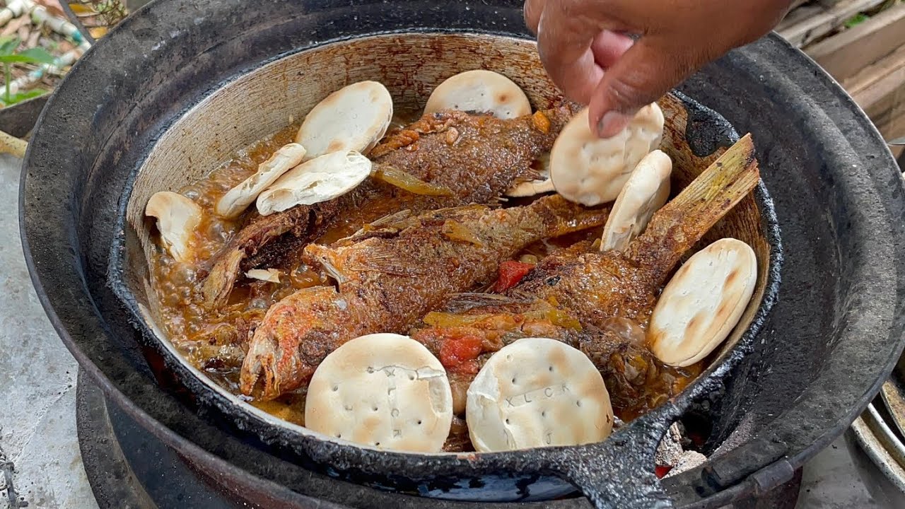 Brown stew fish and rice with homestyle chicken 🇯🇲