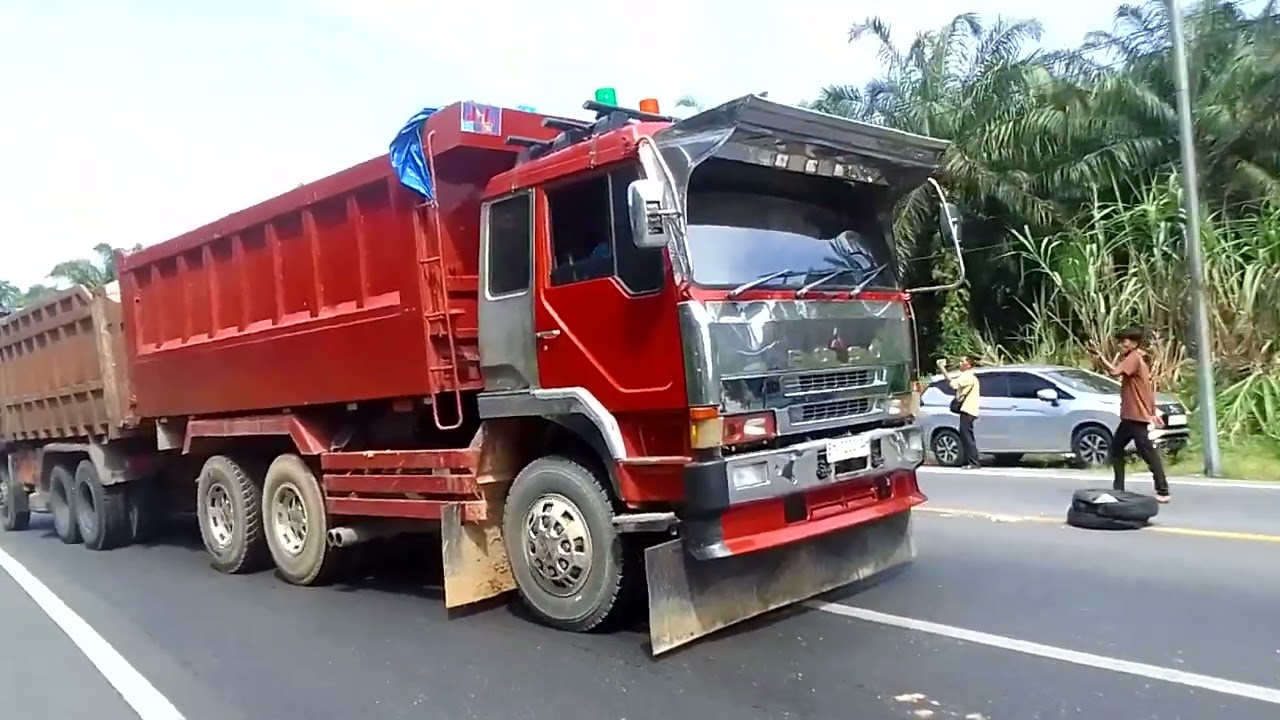 Truk ini akan mau di tarik mobil kawan nya 