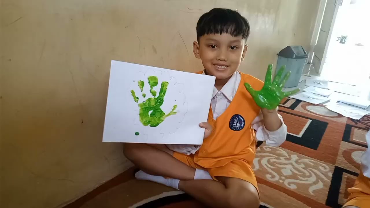 B2 2025/2026 bermain finger painting dan makan MBG