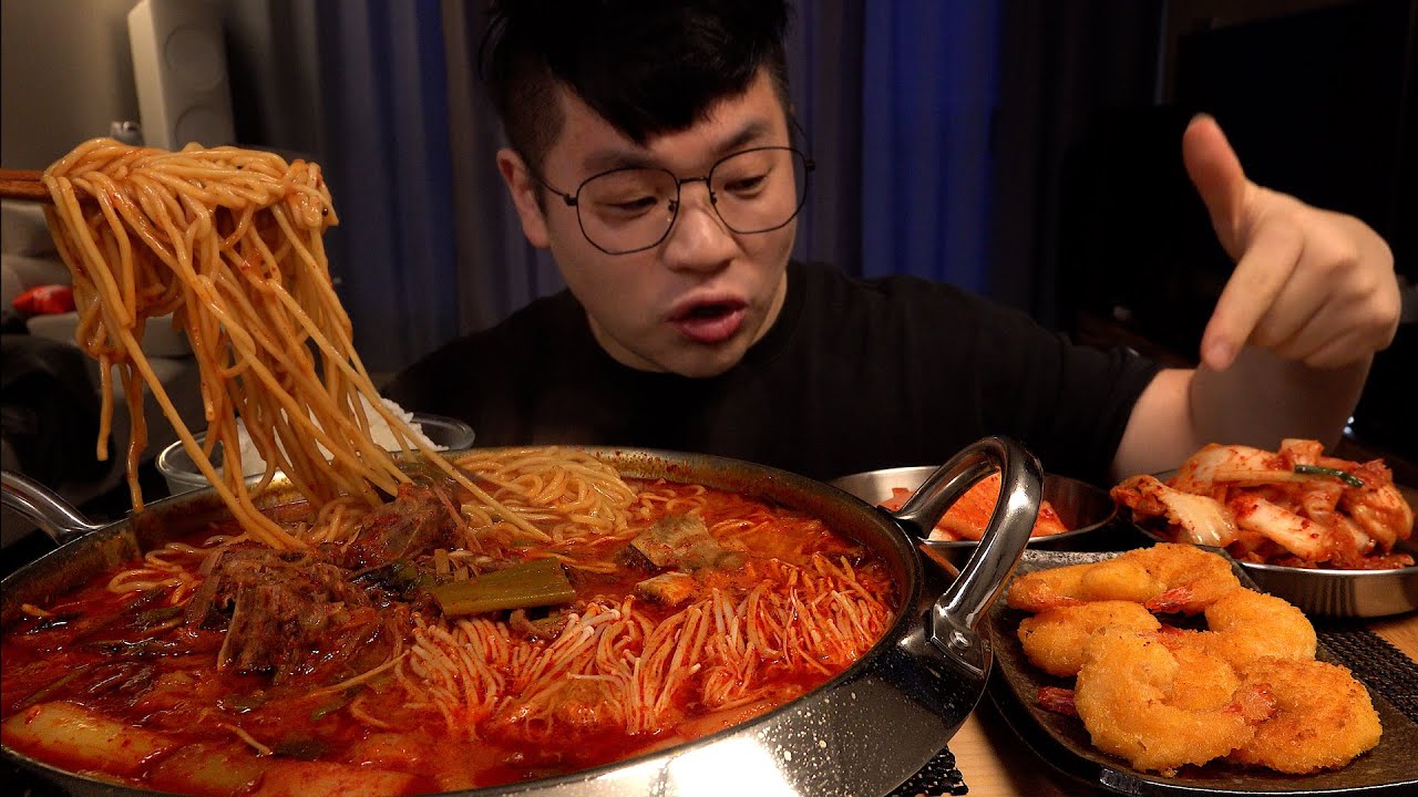 Mukbang 먹방창배 칼칼 육칼 육개장 칼국수에 새우튀김 먹방 맛김치 석박지 Spicy Noodle Soup with Beef kfood eatingshow realsound