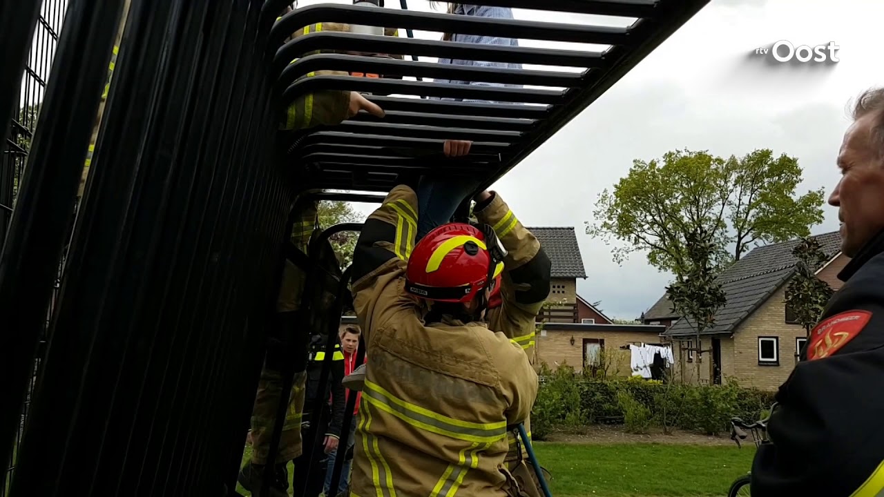 Meisje komt met knie vast te zitten in speeltoestel in Deurningen
