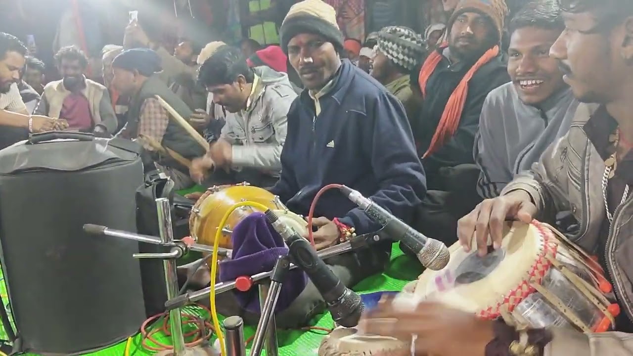 प्रवीन डांसर ग्राम साद्रवाड़ी में दर्शक के बीच नाचते गाते 