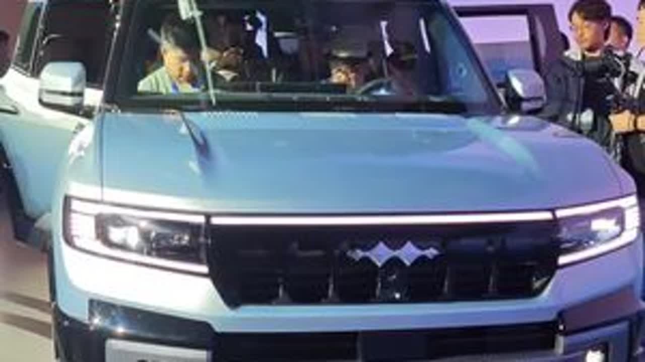 #比亚迪方程豹 #豹8# 实车拍摄，比亚迪和华为强强联合，比亚迪首款支持华为乾崑智驾的车型，直接用在了越野车上，电驱越野车，可城可野，可油可电，可日常用也可以长途用，可以追逐诗和远方，也可以露营...