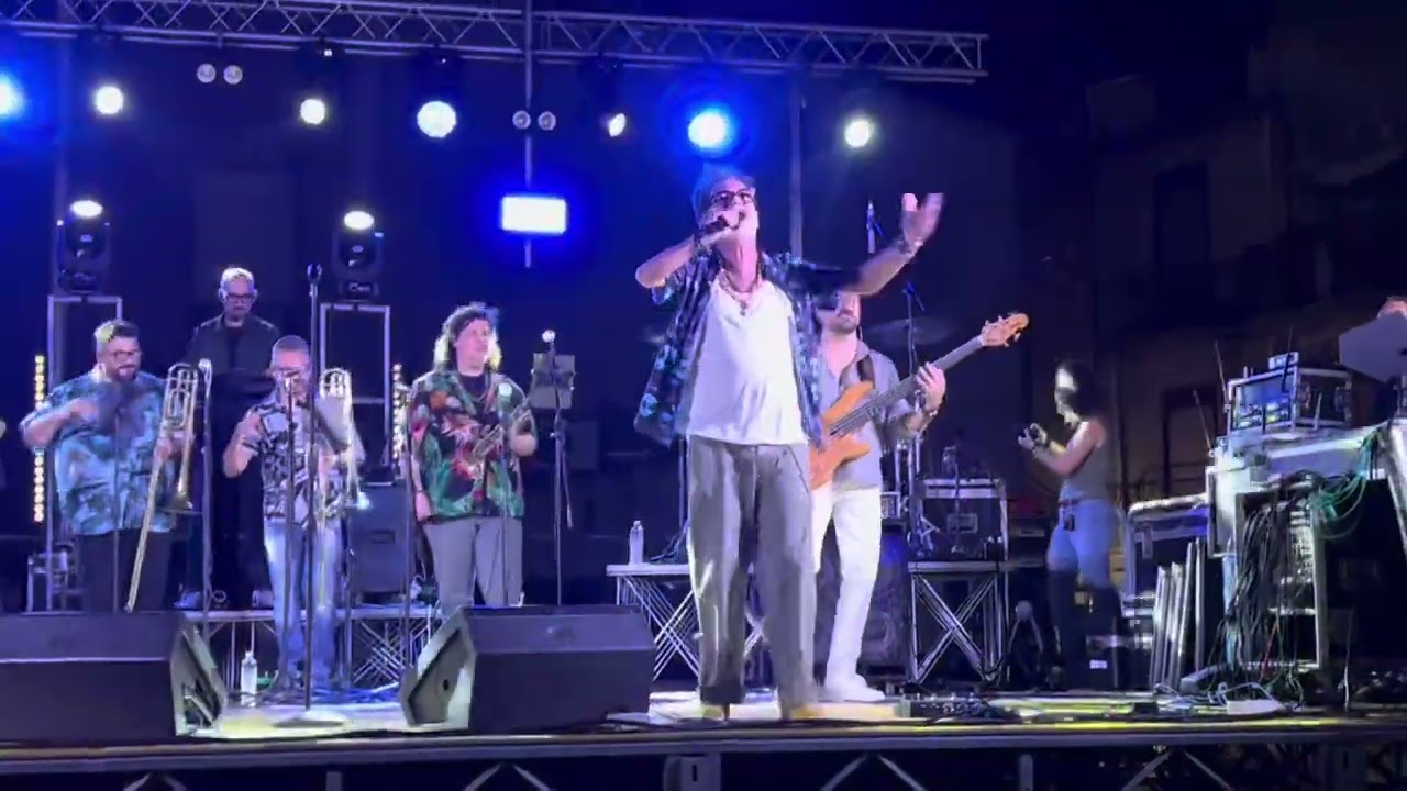 Lello Analfino infiamma Aragona: piazza Aldo Moro canta per San Vincenzo 