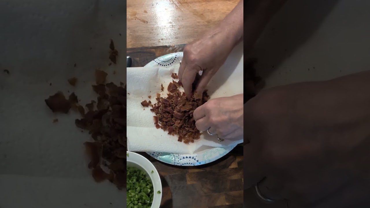Яичные рулетики с халапеньо и беконом