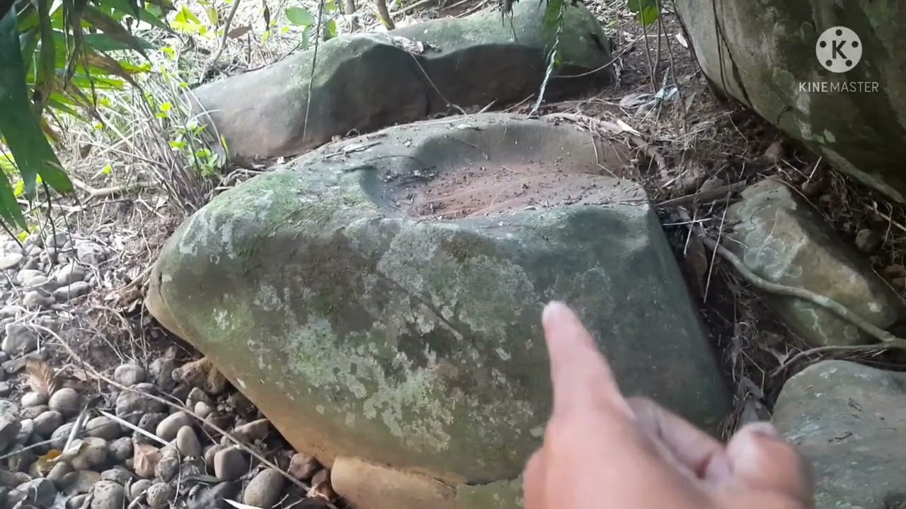 Foot print & triangle stone treasure marker sa gabi ng sapa.