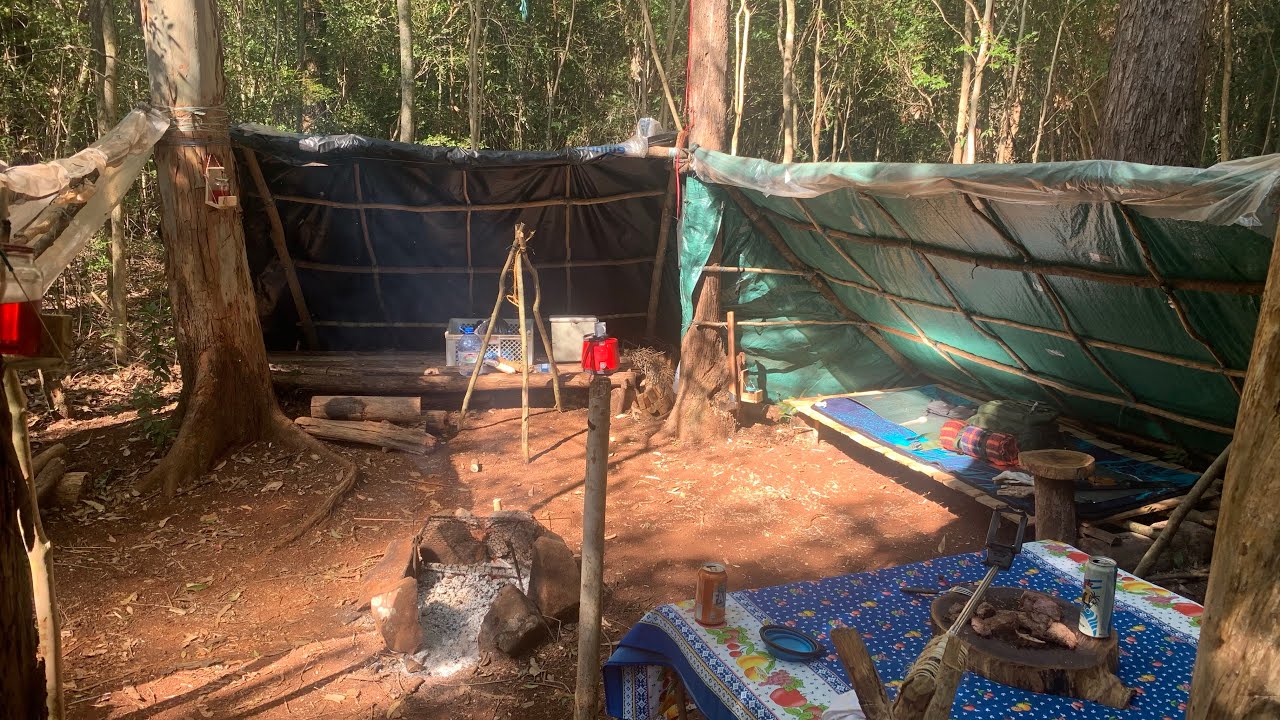 ACAMPANDO SOZINHO NA FLORESTA. CONSTRUINDO CAMA, FAZENDO FOGO PRIMITIVO E ENTALHANDO COLHER! #8