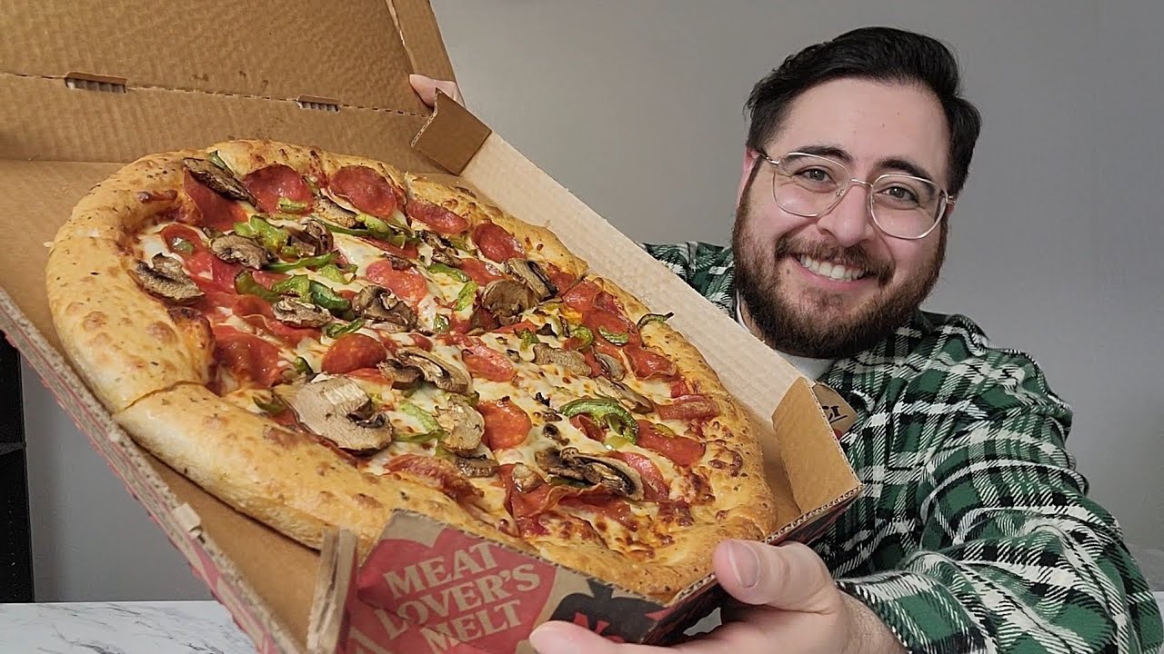 Обзор новой пиццерии Pizza Hut с тестом, приготовленным вручную из смеси чеснока и пармезана.