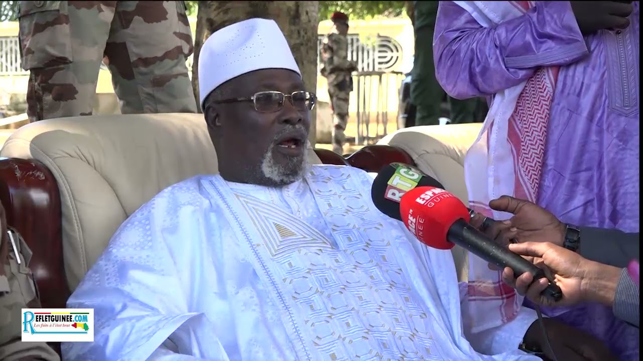 Le colonel Mamadi  Doumbouya se recueille sur la tombe de Conté