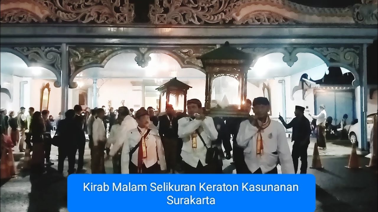Tradisi Kirab Malam Selikuran Dari Keraton Kasunanan Menuju Masjid Agung Surakarta, Solo Jawa Tengah