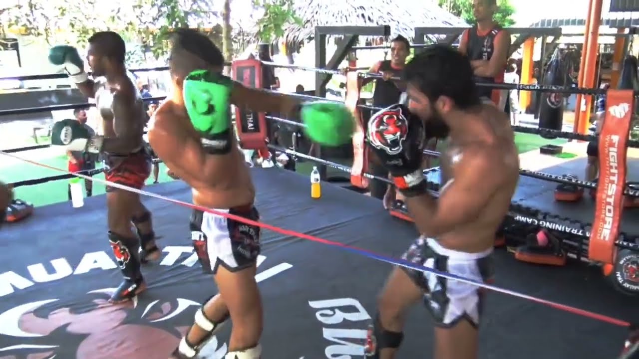 Kickboxing champ vs MMA Champ (Thailand sparring BREAKDOWN)