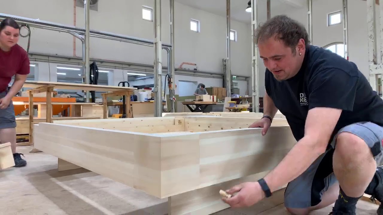 Wie wird ein Køje-Zirbenbett aufgebaut?
