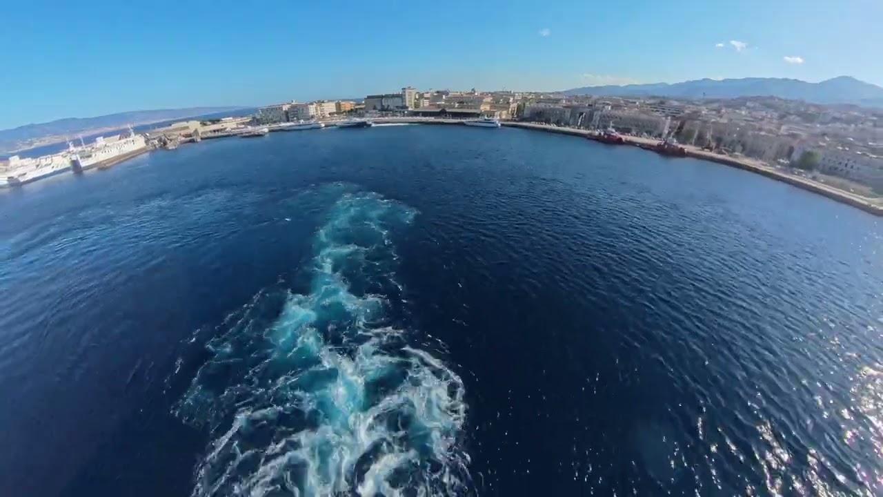 Ausfahrt von  Messina mit der Aida Blu - Aufgenommen mit der neuen Insta 360 X4 .