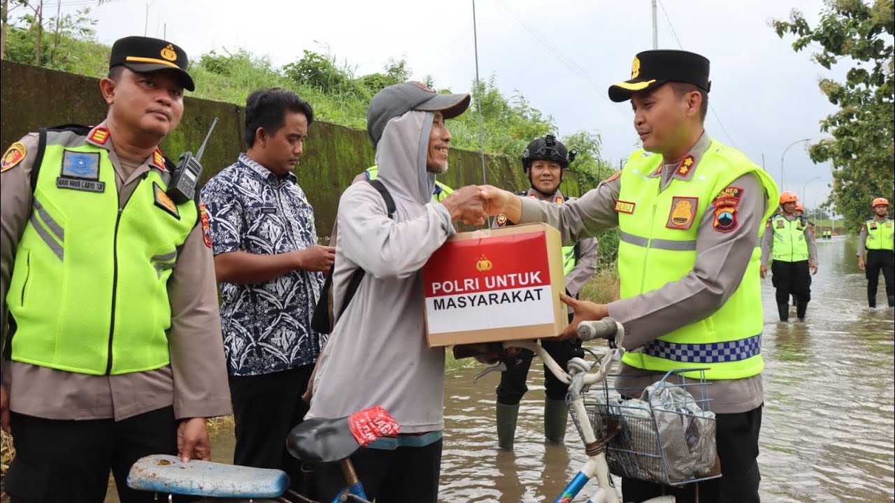 Kapolres Kudus Tinjau dan Berikan Bantuan Kepada Warga Terdampak Banjir