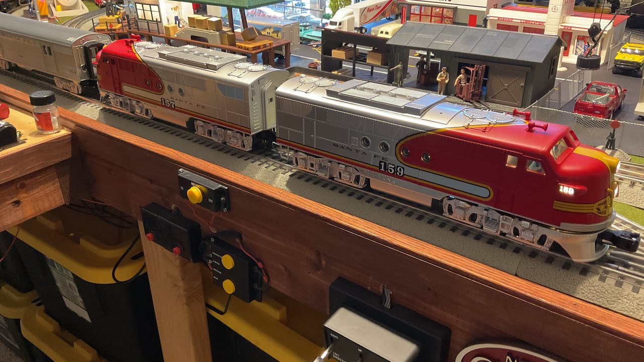 Lionel LionelChief Santa Fe Super Chief Set and Add-ons
