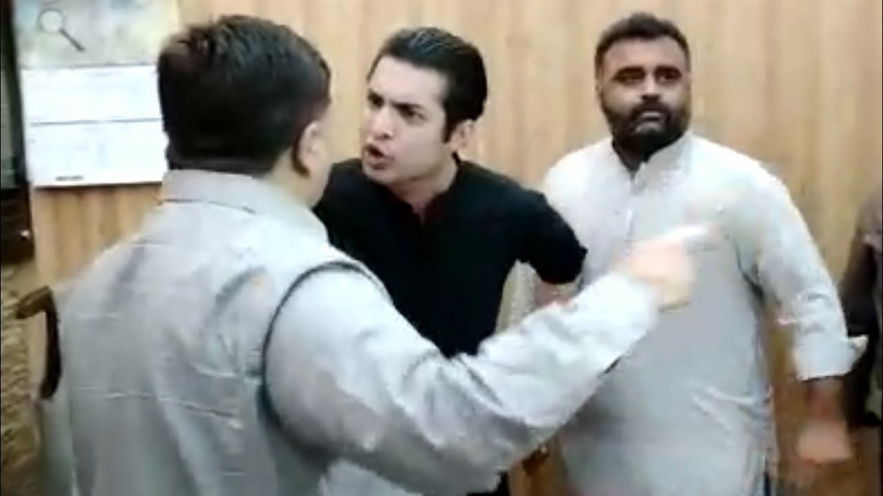 Karachi me Assistant Commissioner Ki Badmashi | Iqrar ul Hassan Fight | Pakistan Crime | CCTV Fight