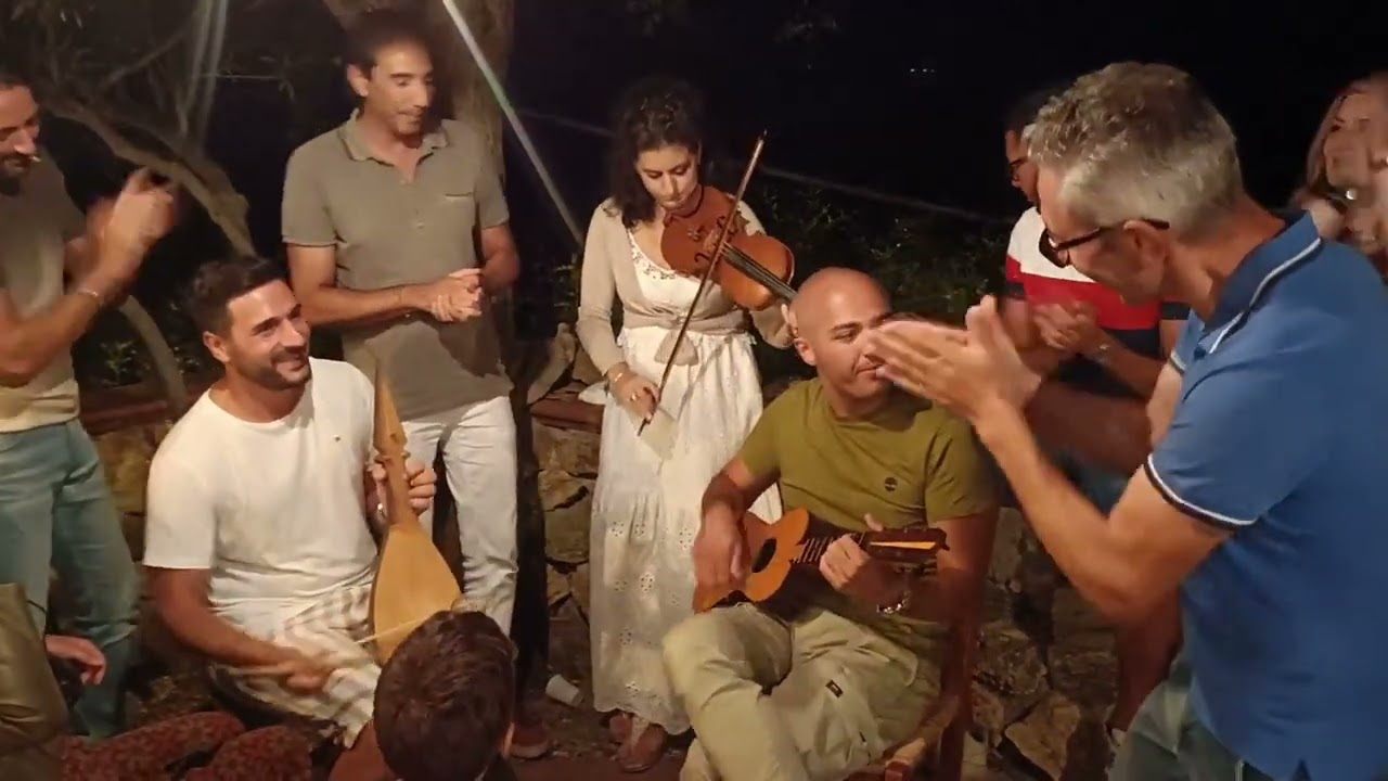 Divertente motivetto per divertirsi tra amici con Lira, chitarrina battente e violino