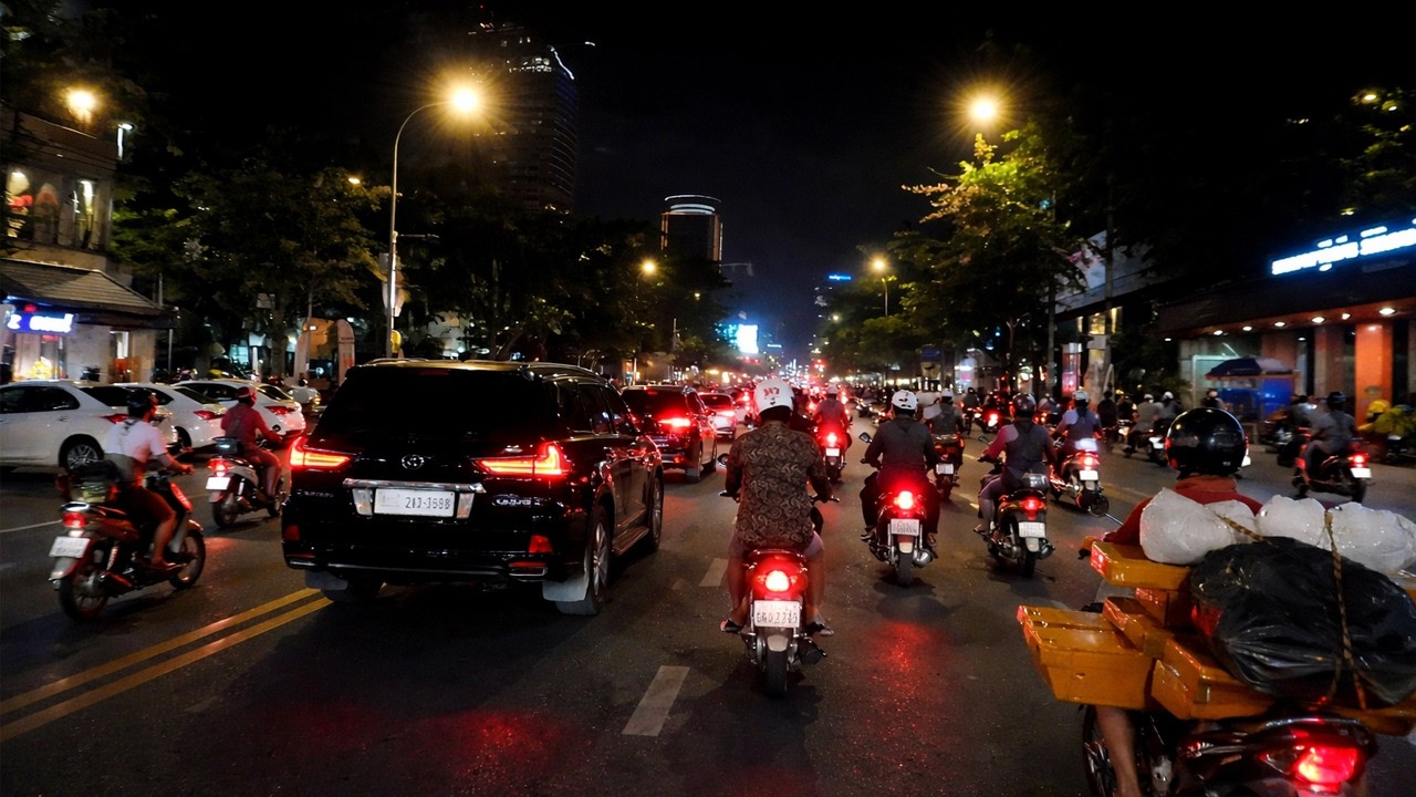 In Phnom Penh at night, 9 o'clock, traveling on the streets, 4K entertainment video