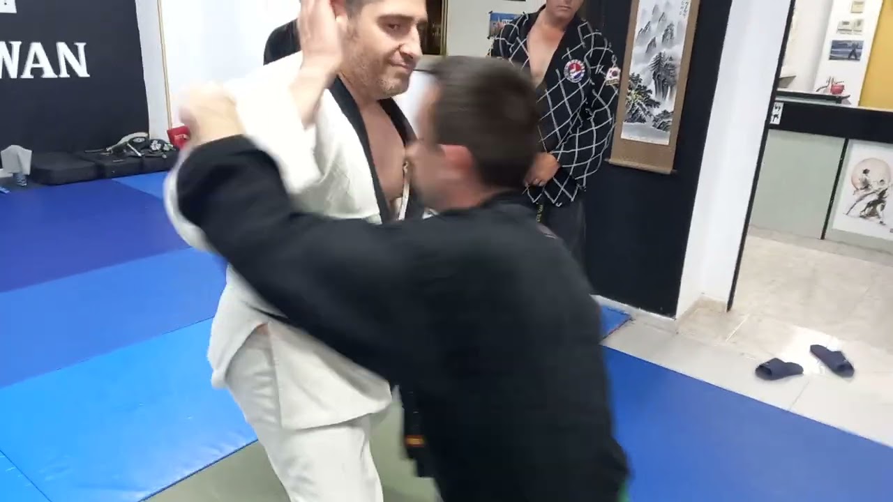 Utilizar golpeo para entrar en una situación de estrangulamiento. HAPKIDO MAESTRO JESÚS JIMÉNEZ